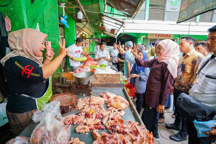 Meski Elektabilitas Unggul, Khofifah Tetap Blusukan ke Pasar Wadung Asri