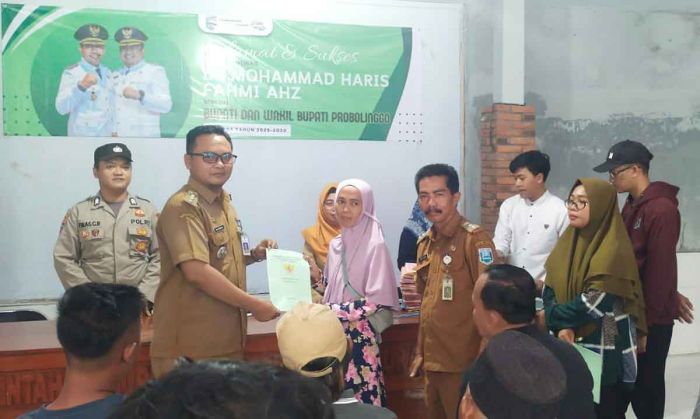 48 Warga Sidomukti Probolinggo Terima Sertifikat Program PTSL