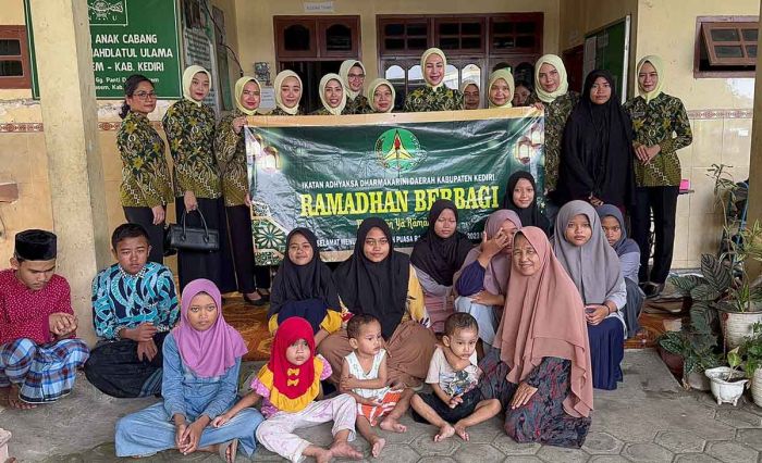 Pengurus IAD Daerah Kabupaten Kediri Beri Bingkisan Lebaran untuk Anak Yatim