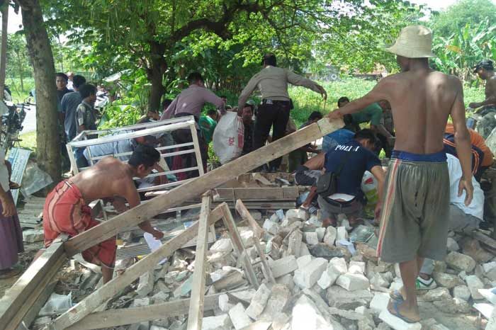 Toko Pupuk di Panglemah Pamekasan Ambruk, 4 Orang Luka-luka