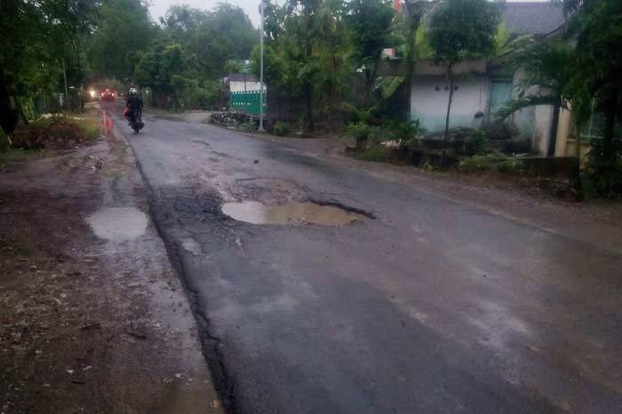 Banyak Lubang, Jalan Penghubung Bangilan-Senori Dikeluhkan