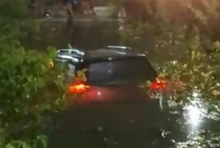 Sopir Ngantuk Berat, Avanza Terjun ke Sungai di Karanggeneng Lamongan