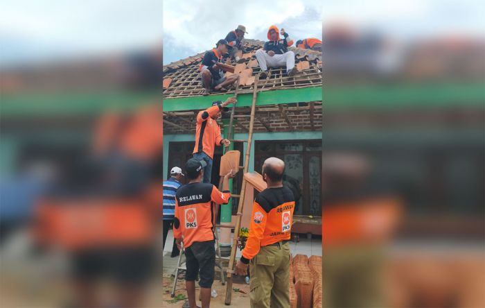 PKS Bantu Material Genteng dan Tenaga Relawan untuk Benahi Rumah Warga Korban