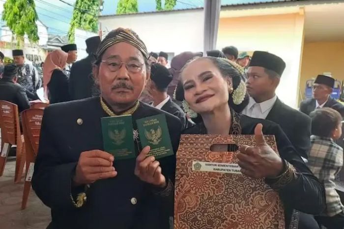 Berawal dari Facebook, Pasangan Paruh Baya ini Resmi Menikah di Nikah Massal Tuban