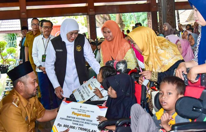 Salurkan Rp5,8 Miliar Untuk Masyarakat Gresik, Khofifah: Jangan Digunakan untuk Judol!