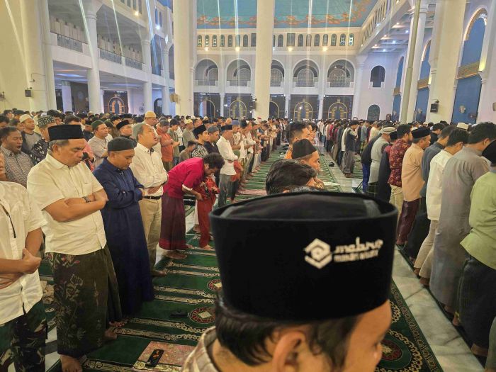 Tarawih Perdana, Jemaah Masjid Al Akbar Surabaya Penuh, Mengakomodasi NU-Muhammadiyah
