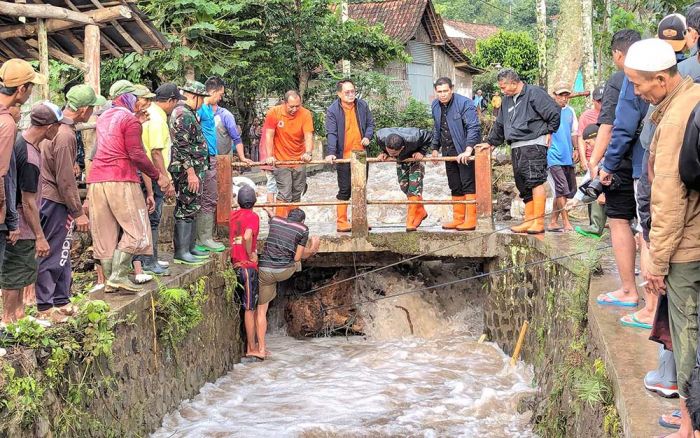 Dampingi Pj Gubernur, BPBD Jatim Respons Cepat Tangani Dampak Banjir Bandang di Bondowoso