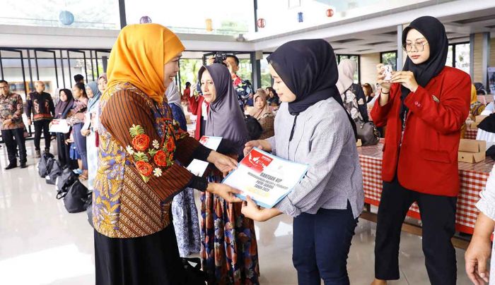 Anggaran Bansos Ditambah, Gubernur Khofifah Pastikan Perlindungan Sosial untuk Masyarakat Rentan Anggaran Bansos Ditambah, Gubernur Khofifah Pastikan Perlindungan Sosial untuk Masyarakat Rentan