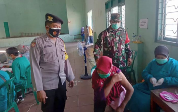Antisipasi Kerumunan, Koramil Geneng Awasi Vaksinasi di Desa Tambakromo