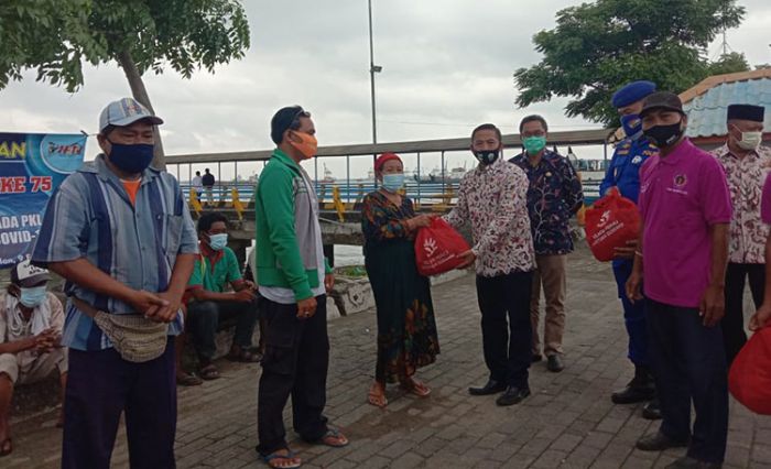 Peringati Hari Pers Nasional, PWI Bangkalan Bagi-Bagi Sembako di Pelabuhan Kamal