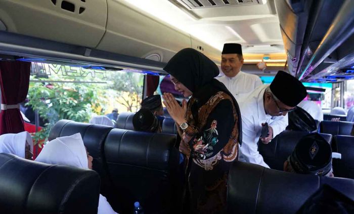 Vinanda Prameswati Titipkan Doa untuk Kota Kediri saat Berangkatkan Calon Jamaah Haji Vinanda Prameswati Titipkan Doa untuk Kota Kediri saat Berangkatkan Calon Jamaah Haji
