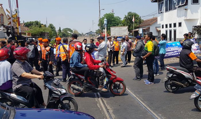 ​PT KAI Daop 7 Sosialisasi Keselamatan di Perlintasan Sebidang, Cegah Kecelakaan Kereta Api