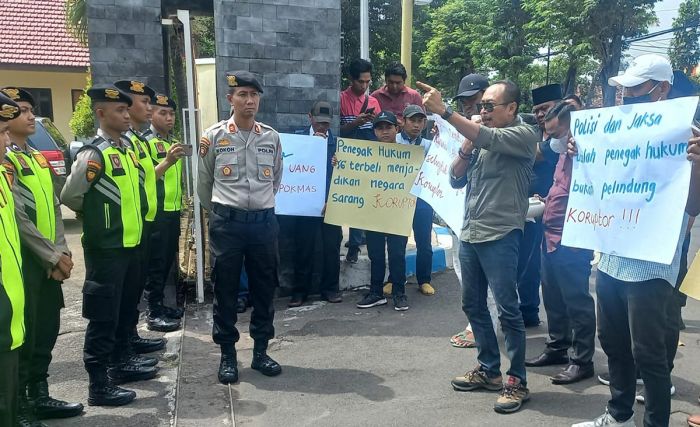 Demo Polres Pasuruan Kota, Puluhan Aktivis Desak APH Tangkap Aktor Utama Korupsi Banprov