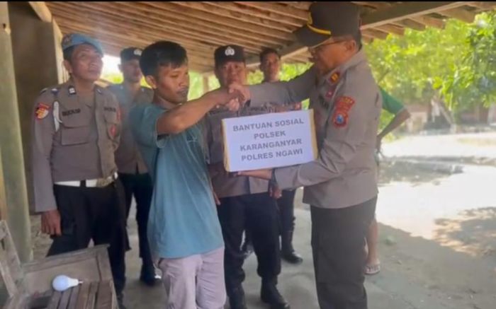 Polsek Karanganyar Ngawi Berikan Bantuan Sembako untuk Warga Terdampak Angin Puting Beliung Polsek Karanganyar Ngawi Berikan Bantuan Sembako untuk Warga Terdampak Angin Puting Beliung