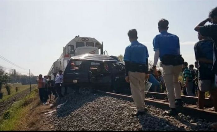 Kereta Api Dhoho Sambar Isuzu Panther di Kediri, Tiga Orang Tewas di TKP