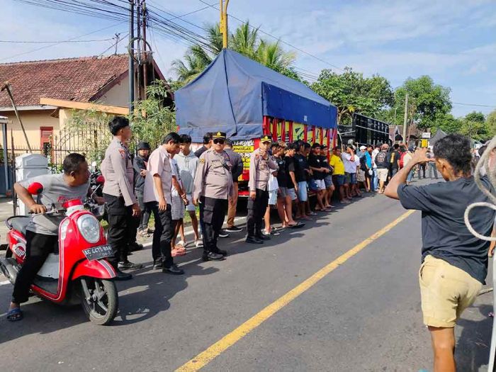 Aksi Tolak ODOL di Blitar Ricuh, Polisi Temukan Sajam, Miras hingga Sopir Positif Narkoba Aksi Tolak ODOL di Blitar Ricuh, Polisi Temukan Sajam, Miras hingga Sopir Positif Narkoba