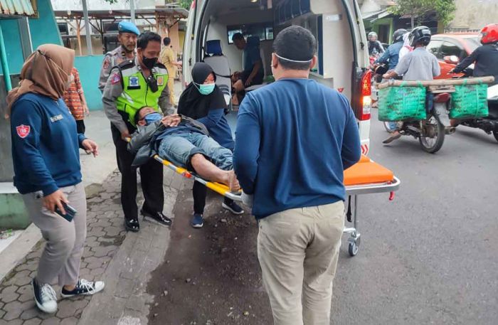 Tanggap Kecelakaan Lalu Lintas, Polisi di Kota Mojokerto Bantu Evakuasi Korban