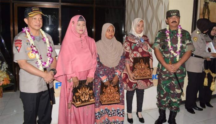 Panglima TNI dan Kapolri Berikan Tali Asih Kepada Keluarga Anggota yang Gugur Saat Pemilu
