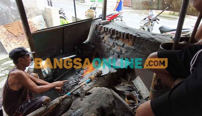 Margiono, Pande Besi yang Setia Menjaga Tradisi di Kediri Margiono, Pande Besi yang Setia Menjaga Tradisi di Kediri