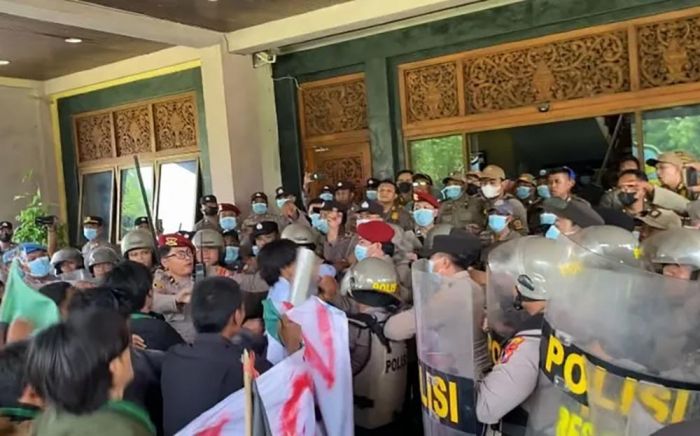 Demo "Reset Bangkalan" Ricuh, Massa Aksi Disemprot Water Cannon