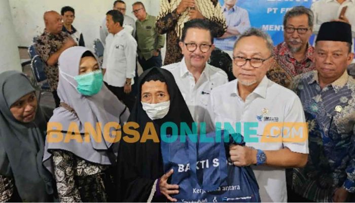 Bersama Mendag, Freeport Indonesia Bagikan 5.000 Bansos untuk Warga Gresik