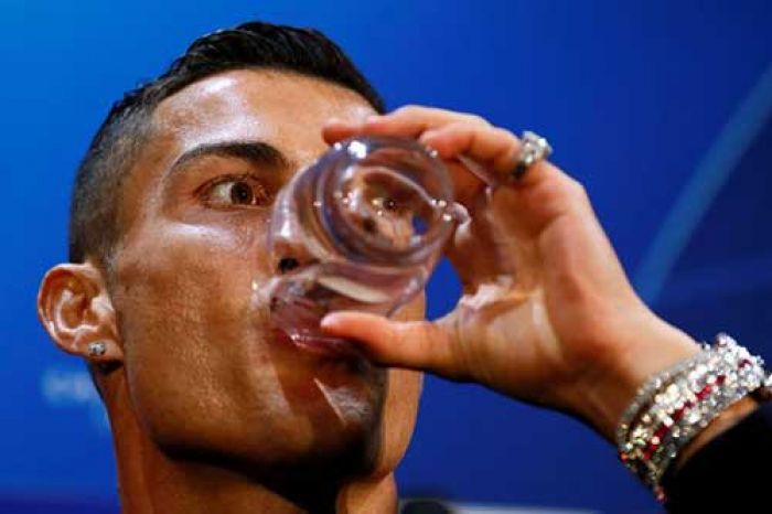 Ronaldo Kenakan Jam Tangan Seharga Rp 36,526 miliar