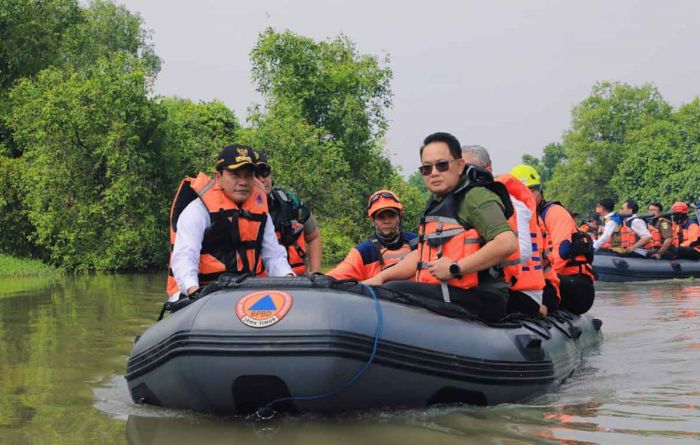 Pj Gubernur Jatim Pimpin Pembersihan Eceng Gondok dan Sampah Penyebab Banjir di Sidoarjo