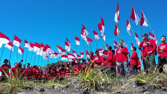 Kibarkan 77 Bendera Merah Putih di Puncak Arjuno, Tim Ekspedisi 77 Diapresiasi Gubernur Khofifah