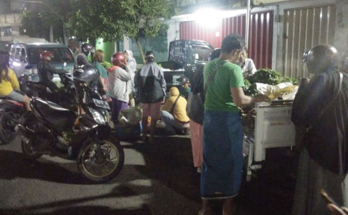 Pasar Ditutup, Belasan Pedagang di Jember Jualan di Pinggir Jalan Nasional