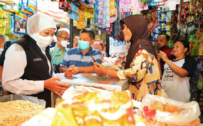 Gubernur Khofifah Blusukan ke Pasar Sayur Magetan, Pastikan Harga Stabil dan Inflasi Terkendali