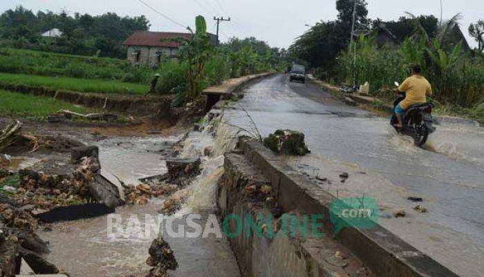 Diterjang Banjir, Jalan Utama di Grabagan Tuban Ambrol