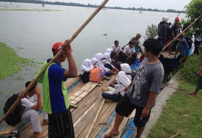 Perahu Jadi Andalan Transportasi Warga Rengel Saat Banjir