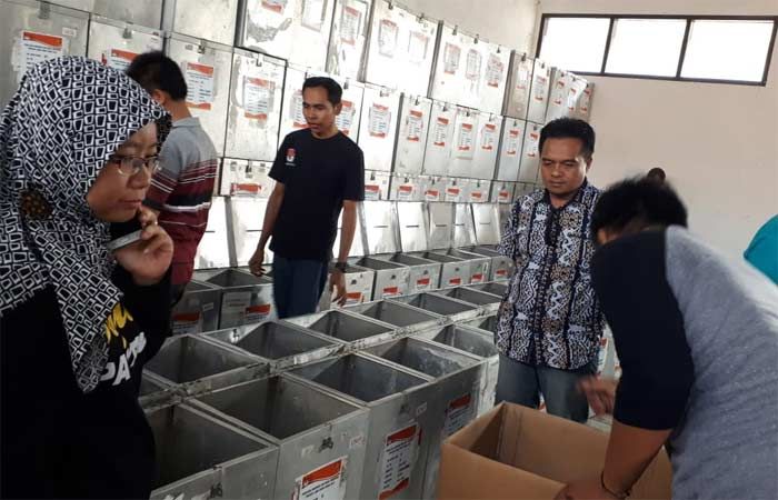 Panwaslu Awasi Intensif Proses Pengemasan Alat Kelengkapan TPS