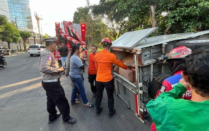 Pedal Gas Nyangkut, Pikap Bermuatan Oli dan Suku Cadang di Jemursari Surabaya Terguling Pedal Gas Nyangkut, Pikap Bermuatan Oli dan Suku Cadang di Jemursari Surabaya Terguling