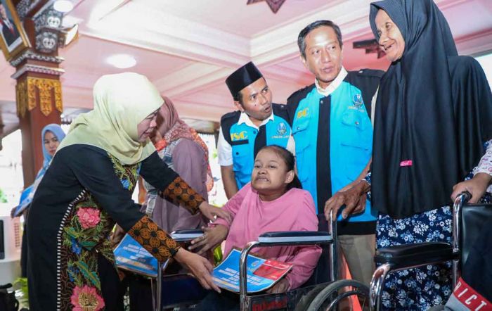 Salurkan Bantuan di Mojokerto, Gubernur Khofifah Ajak Masyarakat Perbanyak Berbagi saat Ramadhan