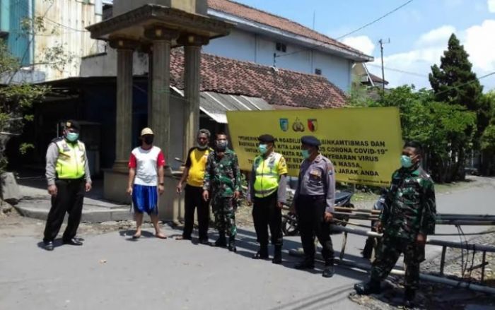 Warga dan Muspika Ngadiluwih Tutup Jalan Menuju Rumah Duka Diduga Terjangkit Covid-19