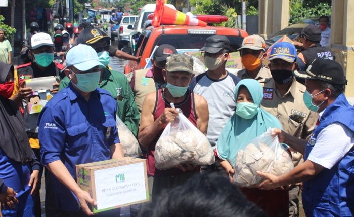 Banjir Belum Surut, Wabup Mujib Salurkan Bantuan Mi Instan dan Nasi Bungkus