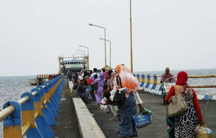 Aktivitas Kapal Ferry Situbondo ke Madura Ditutup Sementara Akibat Cuaca Buruk