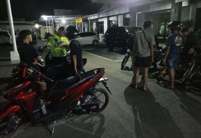 Polres Pamekasan Amankan 8 Motor yang Hendak Digunakan Balap Liar Malam Minggu Polres Pamekasan Amankan 8 Motor yang Hendak Digunakan Balap Liar Malam Minggu