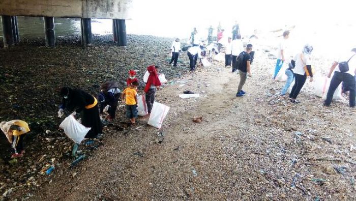 Babinsa Koramil Labang Berbaur dengan 460 Relawan Ikut Acara Bersih-bersih Pantai Suramadu