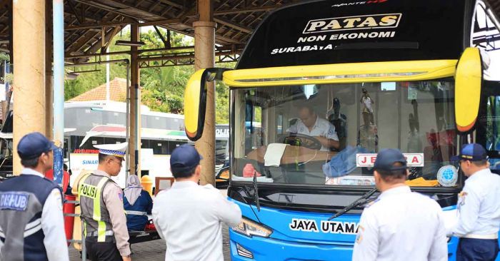 Satlantas Polres Gresik Gelar Ramp Check Bus Jelang Libur Nataru 2025/2026 di Terminal Bunder