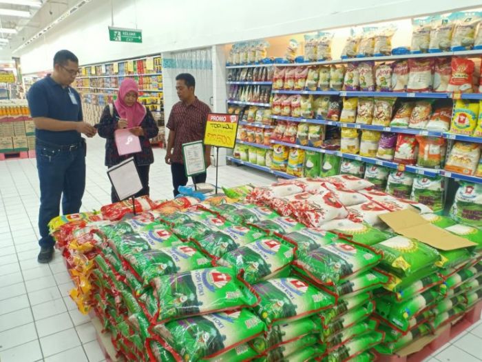 Pantau Stok dan Harga Komoditas Pangan Jelang Ramadan, DKPP Kota Kediri Monitoring ke Pedagang