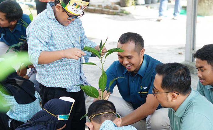 Insan Petrokimia Gresik Edukasi Pelajar SLB Cara Bercocok Tanam