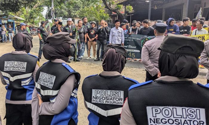 Demo Warga dan LSM soal Dampak Tambang Sirtu di Sumberejo Pasuruan Sempat Diwarnai Baku Hantam