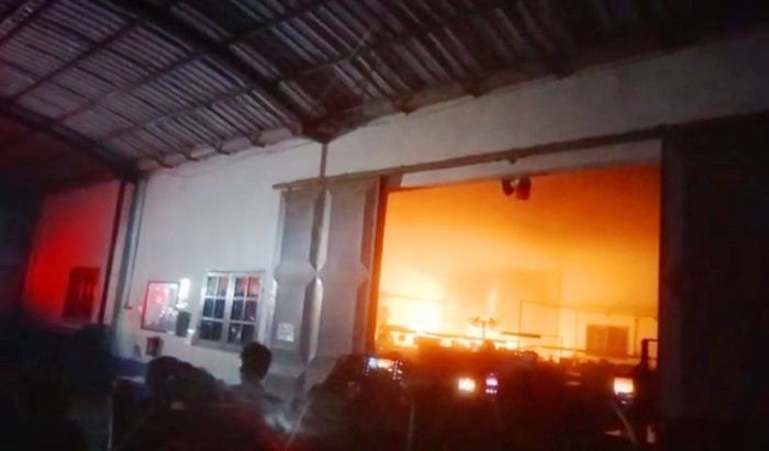 BREAKING NEWS: Pabrik Sepatu PT Shou Fong Lastindo Bojonegoro Kebakaran