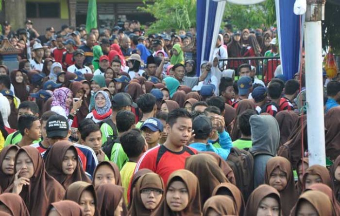 Ribuan Warga di Gresik Ikuti Jalan Sehat Peringatan HUT Korpri ke-45