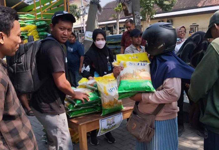 Jaga Stabilitas Harga Pangan, Pemkot Kediri Gandeng Bulog Salurkan 5 Ton Beras SPHP Melalui GPM Jaga Stabilitas Harga Pangan, Pemkot Kediri Gandeng Bulog Salurkan 5 Ton Beras SPHP Melalui GPM