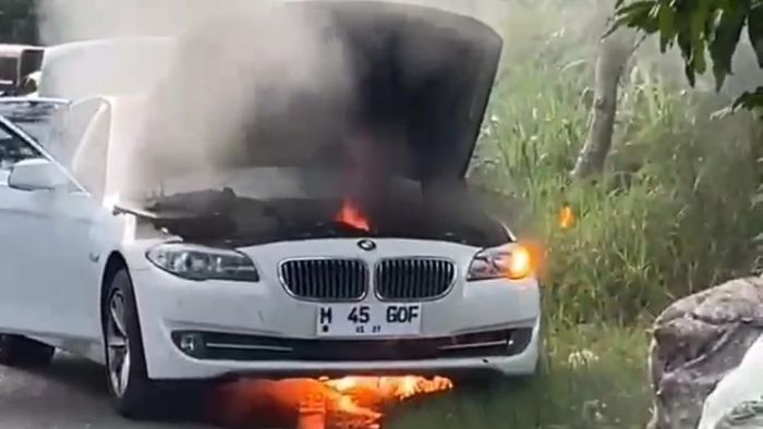 Mobil BMW Putih Milik Warga Sokobanah Terbakar di Ketapang Sampang