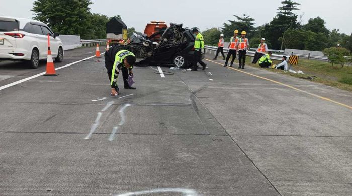 Diduga Supir Kurang Konsentrasi, Dua Pegawai Dinsos Jatim Tewas Kecelakaan di Tol Jombang