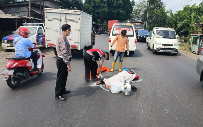Hendak Nyalip, Pemuda Mojokerto Tewas Tertabrak Mobil di Jalan Raya Singkalan